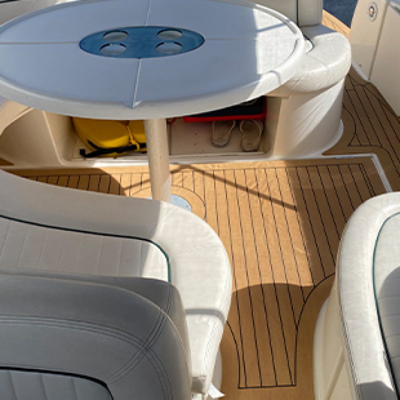 Boat flooring in teak deck look - time-saving installation with peel & stick method